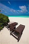 Sonnenliegen am Strand, Banyan Tree Madivaru, Alif Alif Atoll, Malediven