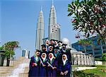 Diplômés d'Université prendre des photos dans le parc avec les Patrons tours à fond, Kuala Lumpur, Malaisie