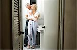 Couple d'âge mûr dans la salle de bains s'enlaçant