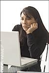 Femme sur un ordinateur portable