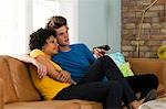 USA, Utah, Provo, jeune couple regarder la télévision dans le salon