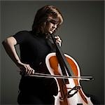 Jeune femme joue du violoncelle, studio shot
