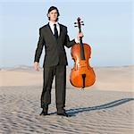 USA, portrait de l'Utah, petit Sahara, du jeune homme au violoncelle dans le désert