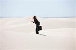 USA, femme d'affaires jeune Utah, petit Sahara, debout sur le désert