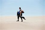 USA, Utah, petit Sahara, milieu adult homme transportant la jeune femme sur le désert