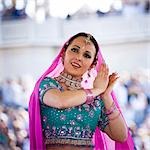 USA, portrait espagnol Fork, Utah de mid dancer adulte en vêtements traditionnels se produisent sur scène