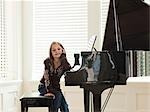 USA, Utah, Alpine, Mädchen (8-9)-Piano gelehnt
