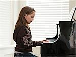 USA, Utah, Alpine, Mädchen (8-9) üben Klavier, seitliche Ansicht