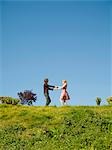 USA, Californie, San Francisco, jeune couple holding hands on hill