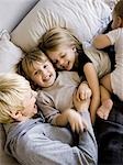 USA, Utah, Provo, mère au lit avec des enfants (18-23 mois), (2-5)