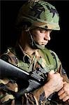 Soldat mit Camouflage-Gesicht