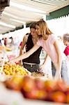 Frauen für Obst auf einem freien Markt einkaufen