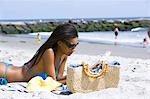 Femme lisant sur la plage