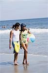 Couple sur la plage avec un ballon de plage