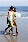 Couple sur la plage avec un ballon de plage