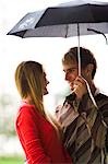 Couple avec parapluie sous la pluie