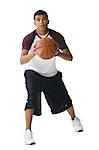 Adolescent dribbler un ballon de basket