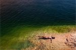 Frau im Wasser auf Rücken liegend