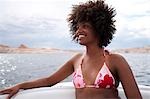 Femme en bikini sur le bateau