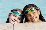 Mädchen mit Schwimmbrille im pool