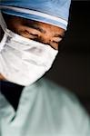 Médecin de sexe masculin dans scrubs chirurgicales