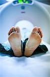 Gros plan des pieds de la femme sur le lit de diagnostic