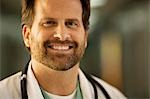 Portrait d'un médecin de sexe masculin souriant