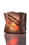 Fragile étiquette sur la boîte en carton