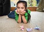 Jeune fille jouant avec des jouets sur le tapis