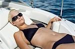 Frau im Bikini Sonnen auf Boot