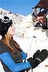 Un couple en dehors dans la neige