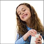 Junges Mädchen mit einem Glas Milch