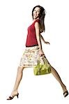 Frau mit Handtasche spazieren