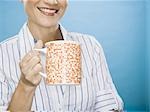 Femme bénéficiant d'une tasse de café