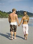 Romantisch zu zweit am Strand spazieren