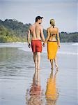 Couple romantique se promener sur la plage