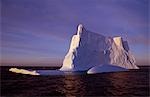 Iceberg au coucher du soleil.