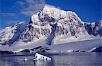 Antarktis, Antarktische Halbinsel, Port Lockroy. Berge gebadet im Abendlicht.