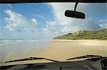 Australie, Queensland, Fraser italiennes sable route plage Seventy - five Mile à travers le pare-brise d'un véhicule à quatre roues motrices. Sans routes pavées l'île peut seulement être parcourue par les véhicules tout-terrain.