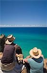 Touristes surplombant l'océan Pacifique depuis Indian Head sur l'île de Fraser. L'éperon rocheux est un point de vue populaire pour l'observation des dauphins, des requins et des baleines à bosse en migration.