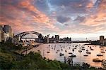 Vue sur la baie de lavande vers le pont du port et l'horizon de Sydney centrale