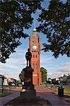 Australie, Victoria. La brique rouge, tour de l'horloge gothique et Boer War Memorial à Camperdown.