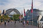 Australie Nouvelle-Galles du Sud. Un grand paquebot amarré près de Sydney Harbour Bridge.