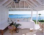 La table de massage dans la cabane de la piscine à Little Whale Cay donne sur l'océan