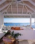 Die Massage-Tabelle in der Cabana am Swimmingpool bei Little Whale Cay Blick auf den Ozean. .