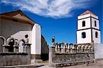 L'église principale dans le petit village de Tahua, sur la rive nord du Salar d'Uyuni, salé plus grand du monde. Notez le couple de condors de pierres sculptés sur les piliers. Dans de nombreuses communautés andines, la religion est un mélange du catholicisme avec d'anciennes croyances animistes.