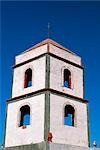 Weiß getünchte Turm der Hauptkirche in das kleine Dorf Tahua am nördlichen Ufer des der Salar de Uyuni, der weltweit größten Salz flach. Wie in vielen Kirchen der Anden hebt sich der Turm von der Hauptteil der Kirche