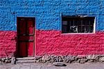 Le mur peint de couleurs vives d'une maison dans le village de Tahua, sur la rive nord du Salar d'Uyuni, salé plus grand du monde.