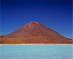 Les eaux turquoise saisissants de la Laguna Verde avec le cône parfait du Volcan Licancabur 5868 m s'élevant au-dessus d'elle. La couleur verte caractéristique de l'eau est due à la forte concentration d'arsenic et d'autres minéraux.