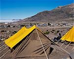 Un invité est assis devant sa tente au camp de Explora dans le village de Tahua, sur la rive nord de la Salar d'Uyuni, le plus grand plat de sel dans le monde à plus de 12 000 kilomètres carrés.